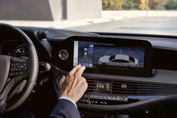 Vista cercana del sistema de infotainment Lexus LS 2023, muestra elegancia y alta tecnología.