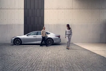 Vista lateral del Lexus LS 2023, símbolo de lujo y tecnología nipona.