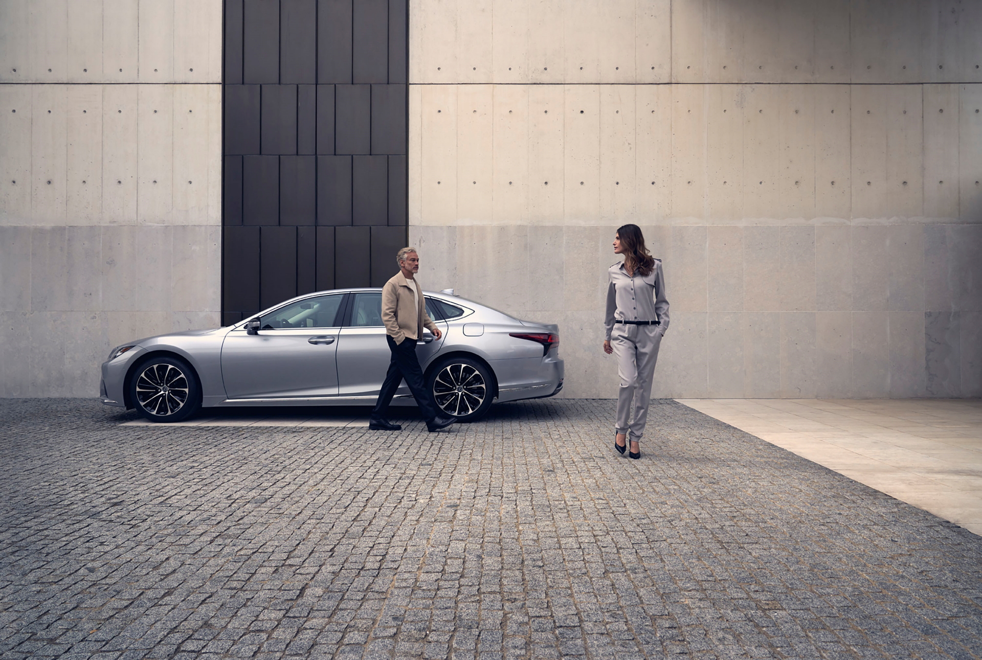 Vista lateral del Lexus LS 2023, símbolo de lujo y tecnología nipona.