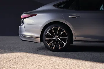 Perfil elegante del Lexus LS 2023, destacando su diseño de ruedas y líneas.