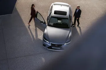Lexus LS 2023 visto desde arriba, exhibiendo líneas elegantes
