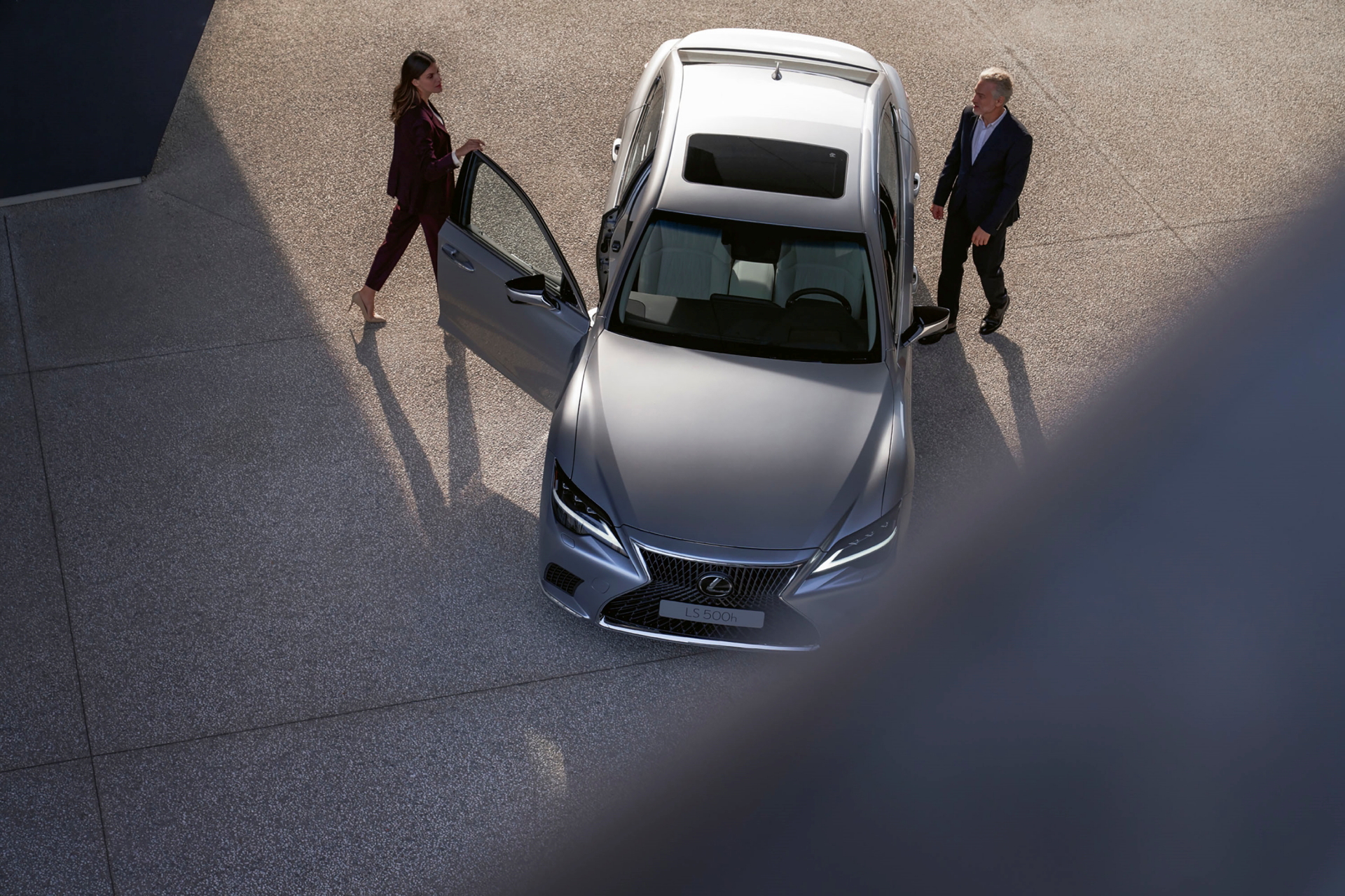 Lexus LS 2023 visto desde arriba, exhibiendo líneas elegantes