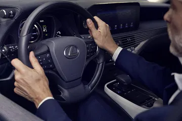 Vista del sofisticado puesto de conducción del Lexus LS 2023.