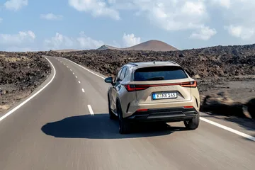 Vista trasera lateral del Lexus NX 350h Overtrail demostrando su capacidad en carretera