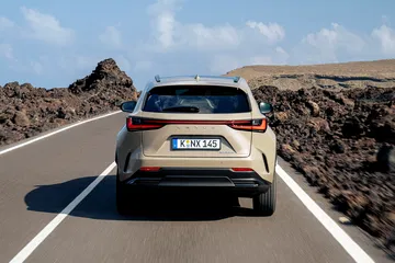 El Lexus NX 350h Overtrail luce su diseño robusto y aventurero.