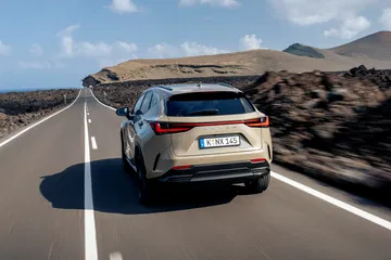 Lexus NX 350h Overtrail, dominando el asfalto con estilo y robustez.
