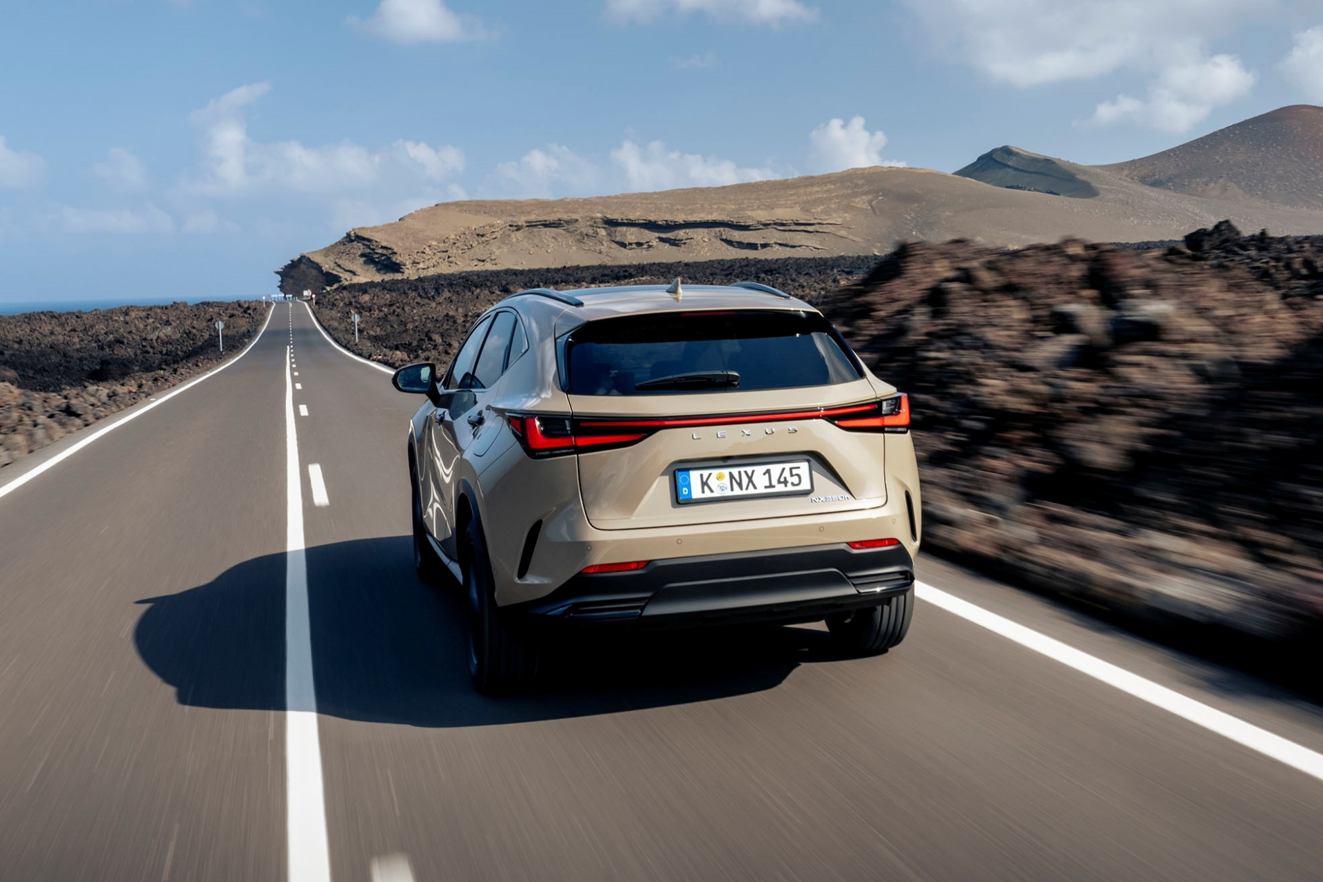 Lexus NX 350h Overtrail, dominando el asfalto con estilo y robustez.