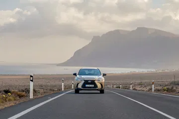 Lexus NX 350h Overtrail enfrenta terreno con actitud aventurera.