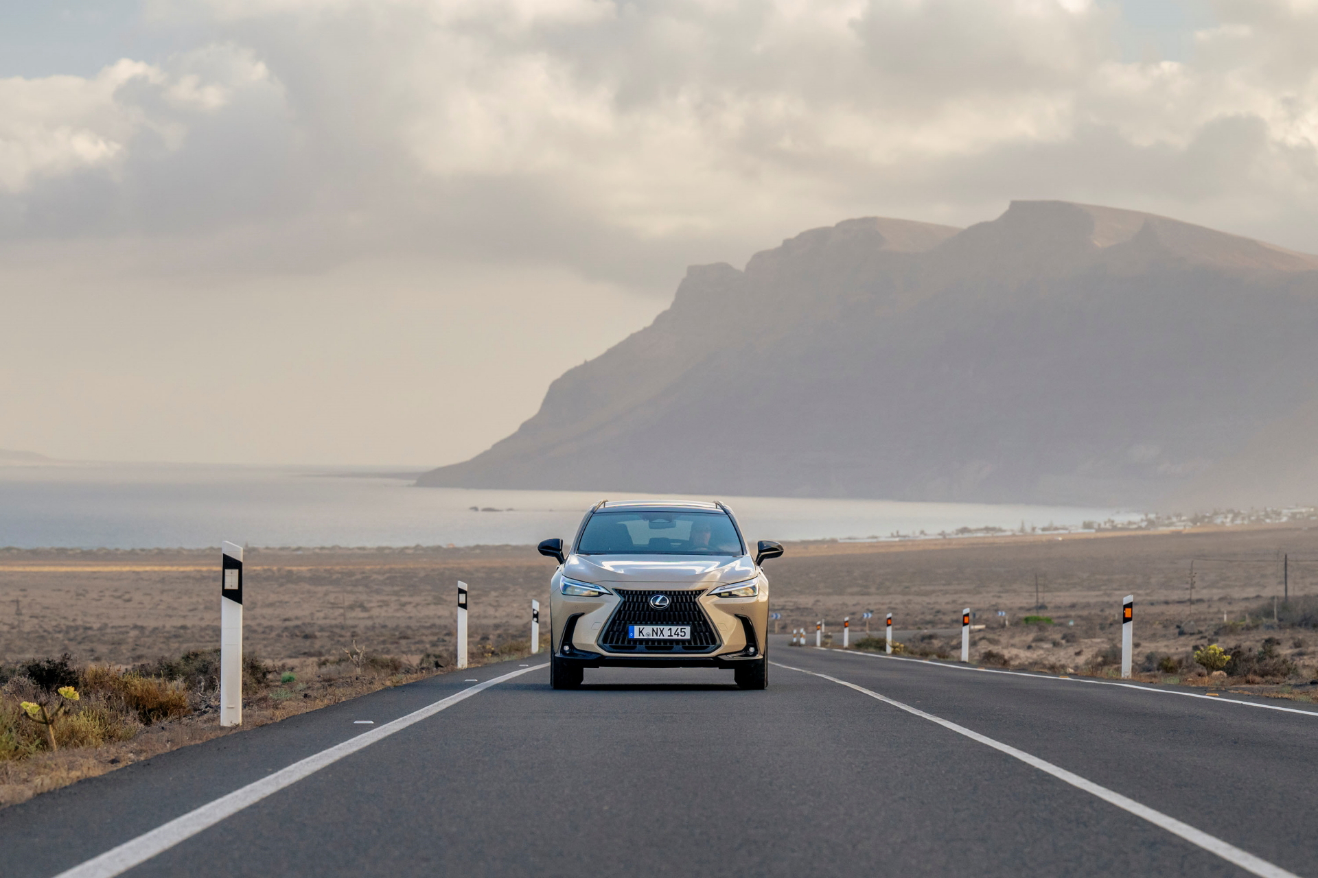 Lexus NX 350h Overtrail enfrenta terreno con actitud aventurera.
