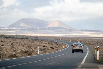 Lexus NX 350h Overtrail 2024 en carretera árida, mostrando su perfil