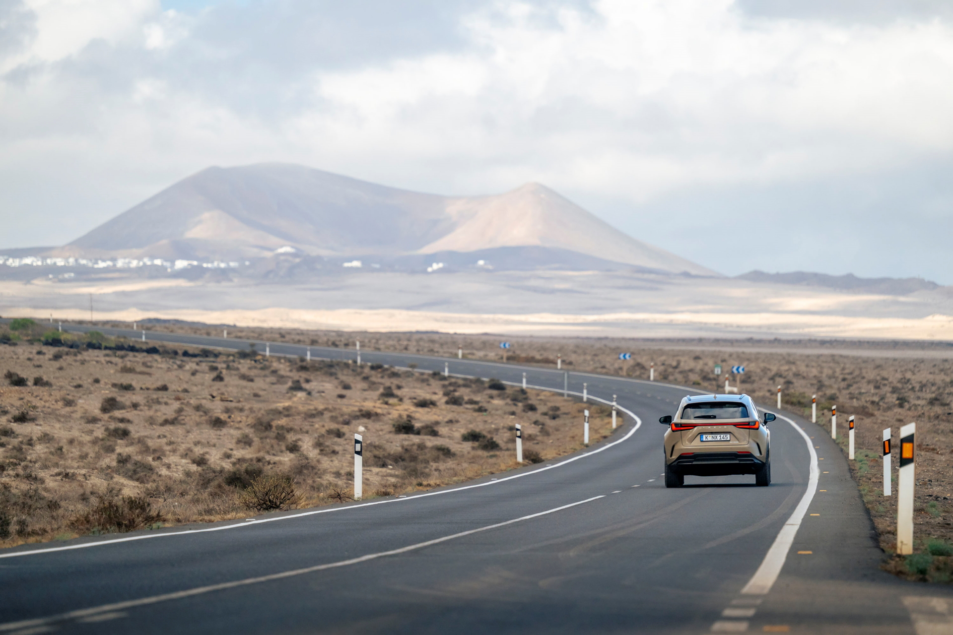 Lexus NX 350h Overtrail 2024 en carretera árida, mostrando su perfil