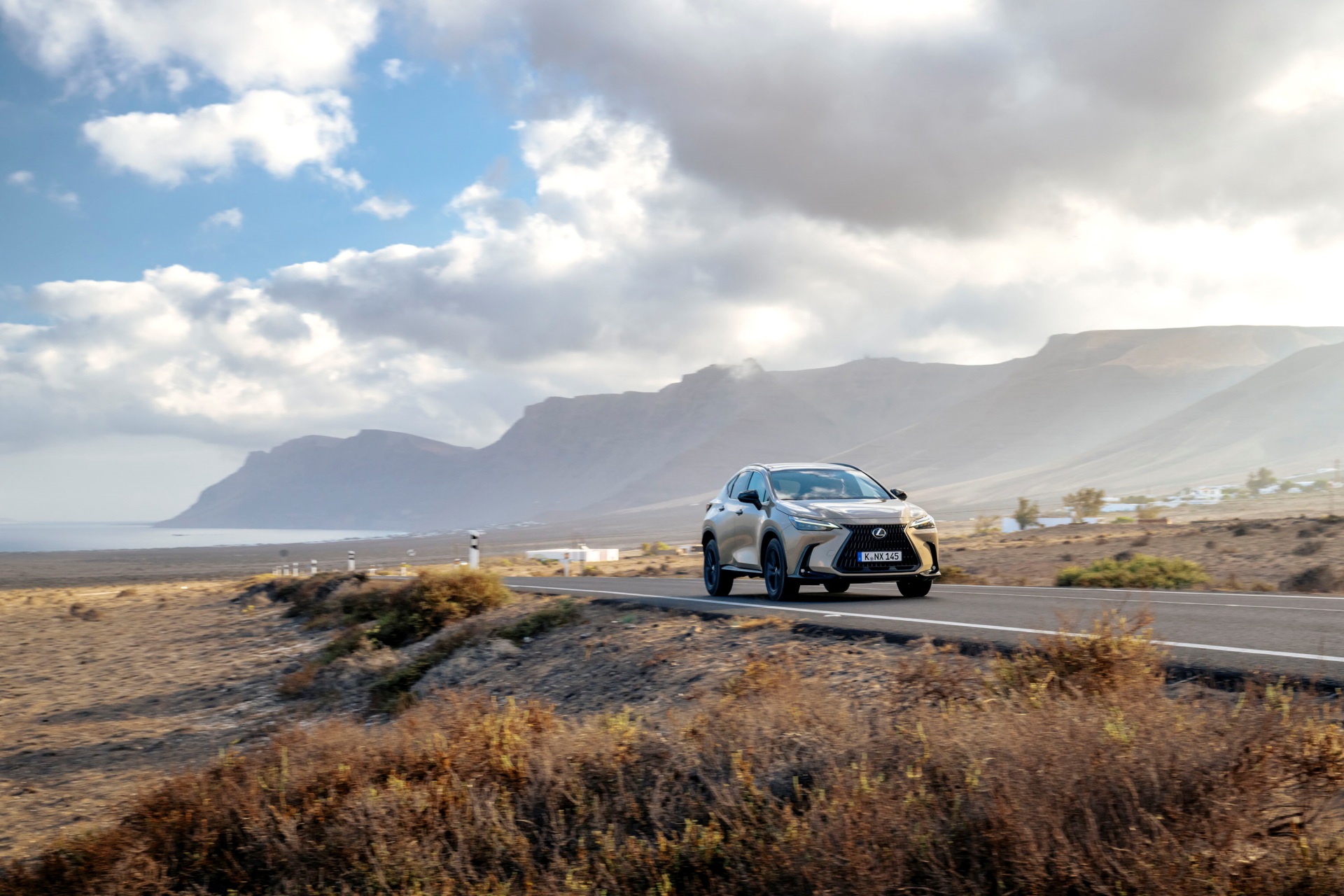 El Lexus NX 350h Overtrail 2024 muestra su lado más aventurero y robusto en entorno natural.