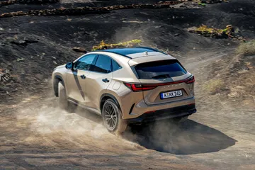 Vista dinámica del Lexus NX 350h Overtrail mostrando su capacidad todoterreno.