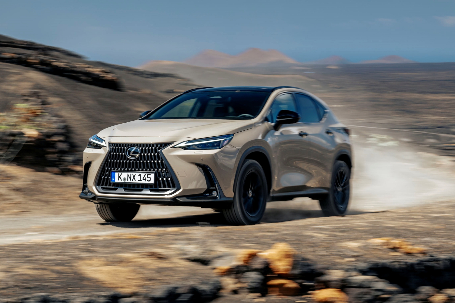 El Lexus NX muestra su faceta aventurera con una estampa robusta y elegante.