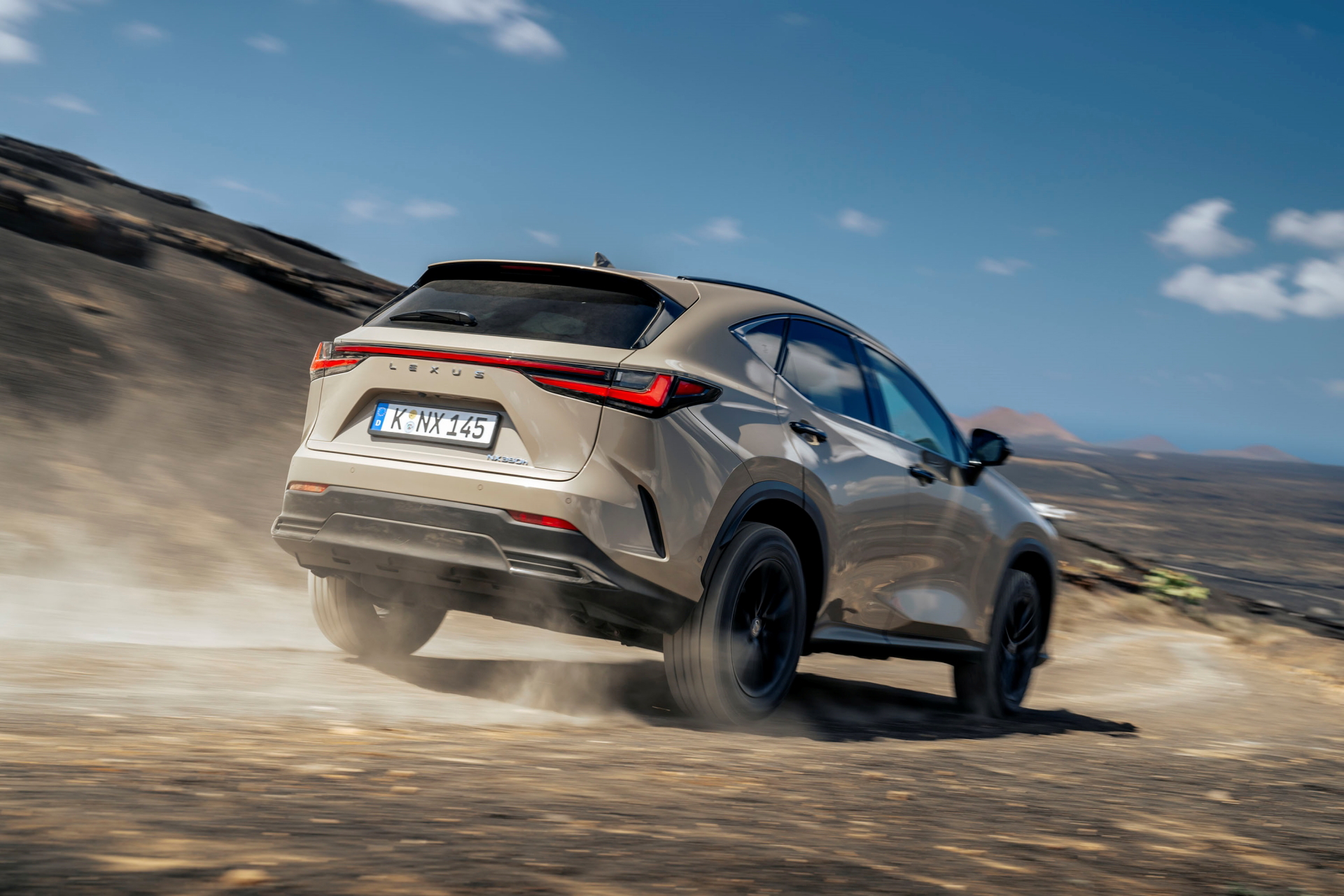 El Lexus NX 350h muestra su capacidad todoterreno con su 4x4 mejorado.