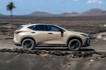 Vista lateral del Lexus NX 350h Overtrail mostrando su perfil robusto y líneas dinámicas.