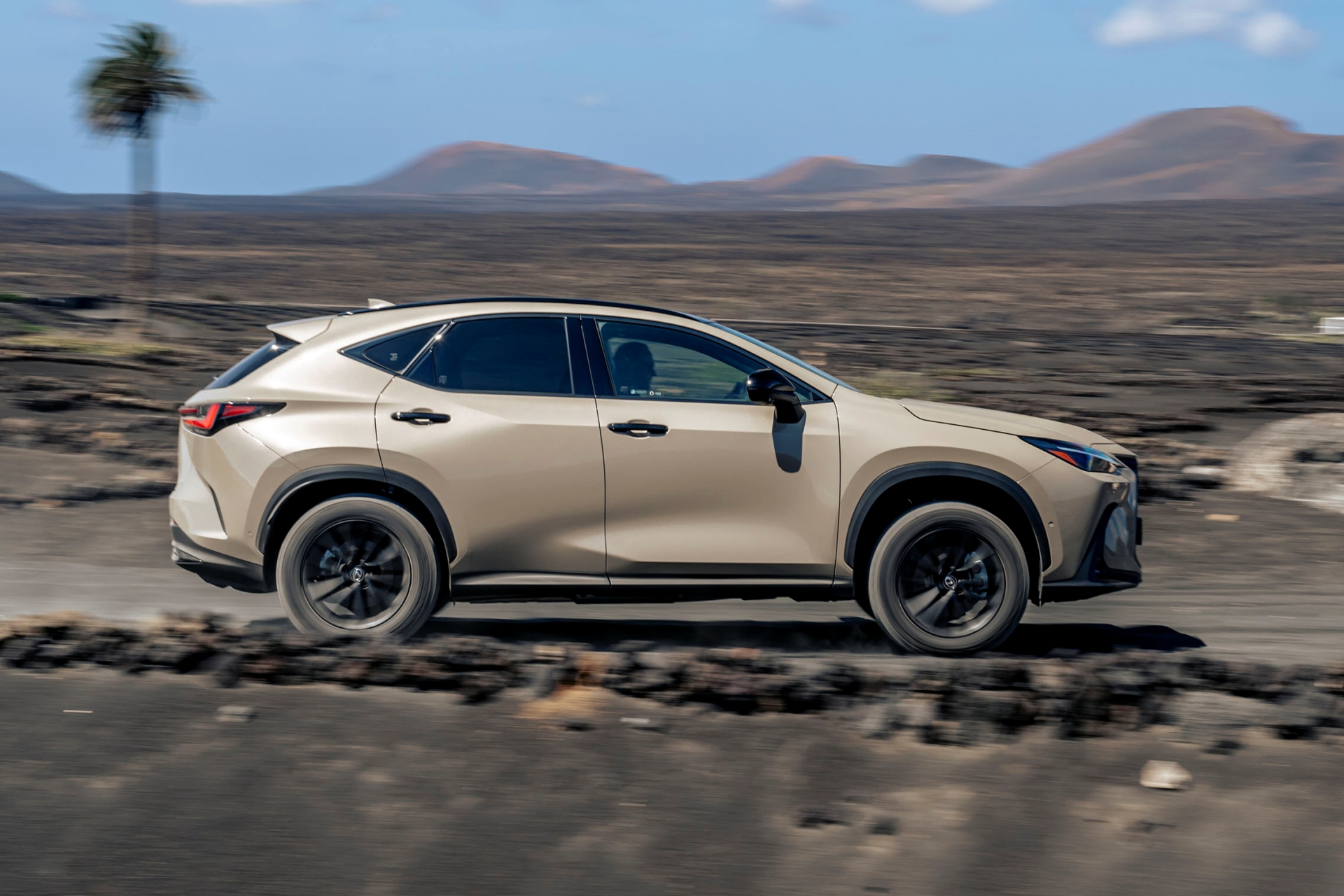 Vista lateral del Lexus NX 350h Overtrail mostrando su perfil robusto y líneas dinámicas.