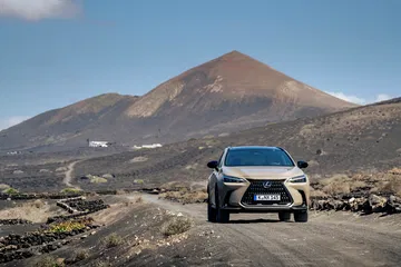 Vista dinámica Lexus NX 350h Overtrail mostrando ángulos frontales y laterales