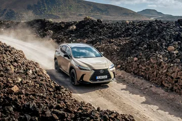 Lexus NX 350h Overtrail en acción sobre terreno rocoso