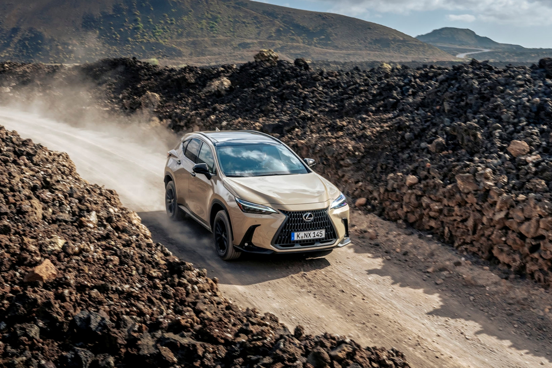 Lexus NX 350h Overtrail en acción sobre terreno rocoso