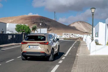 Vista trasera-lateral del Lexus NX 350h Overtrail en entorno urbano