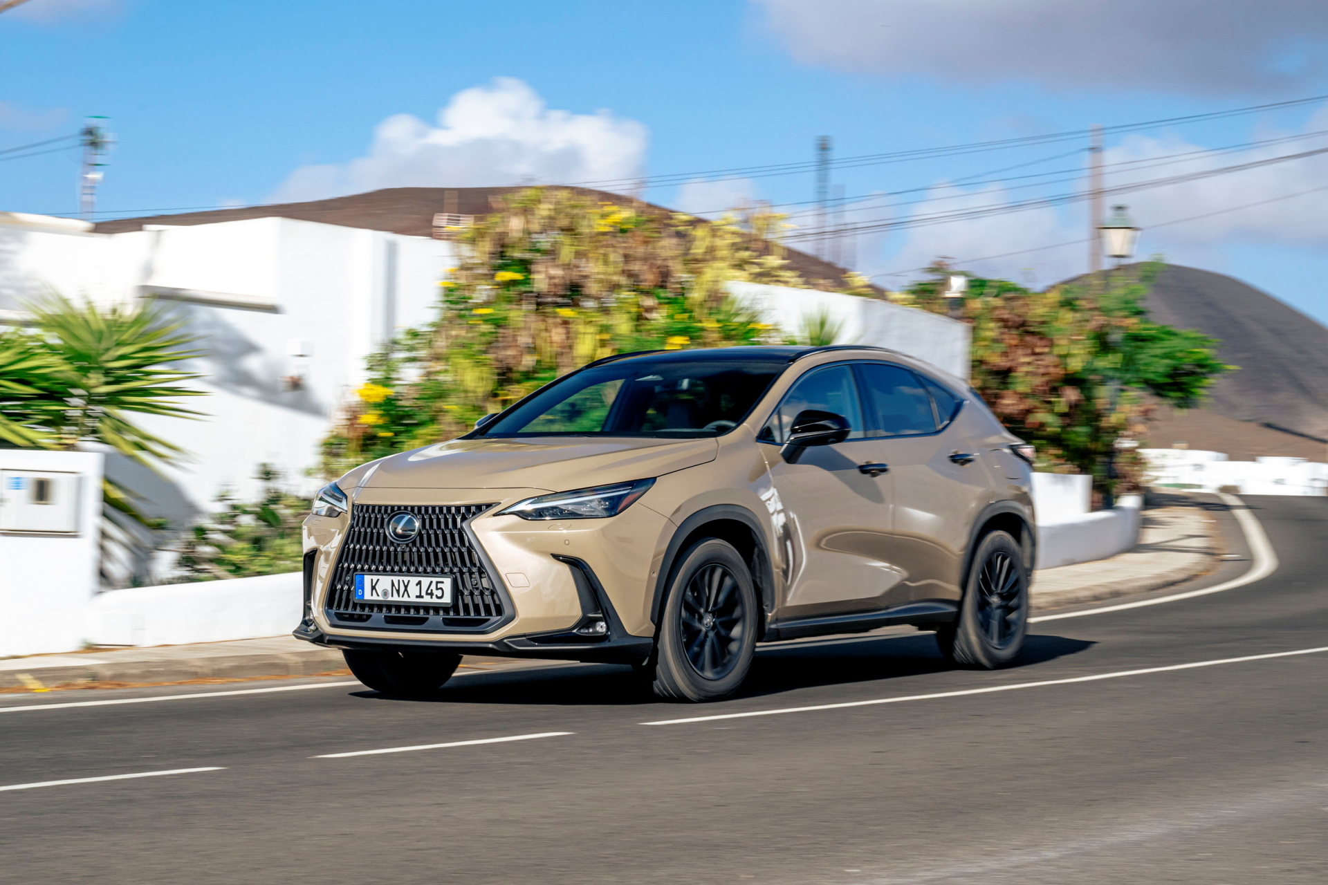 El Lexus NX 350h Overtrail muestra su perfil robusto y aventurero.