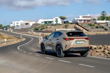 Vista lateral del Lexus NX 350h Overtrail mostrando su diseño robusto y capacidades todoterreno.