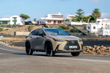 El Lexus NX 350h muestra su perfil robusto y listo para la aventura