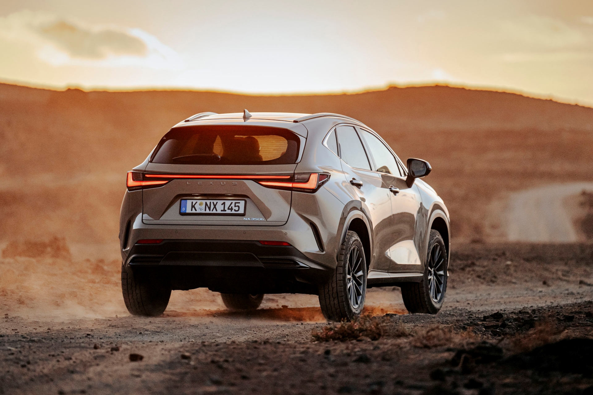 Vista dinámica del Lexus NX 350h Overtrail mostrando su capacidad todoterreno.