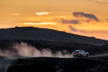 Lexus NX 350h Overtrail en acción, mostrando su capacidad todoterreno al atardecer
