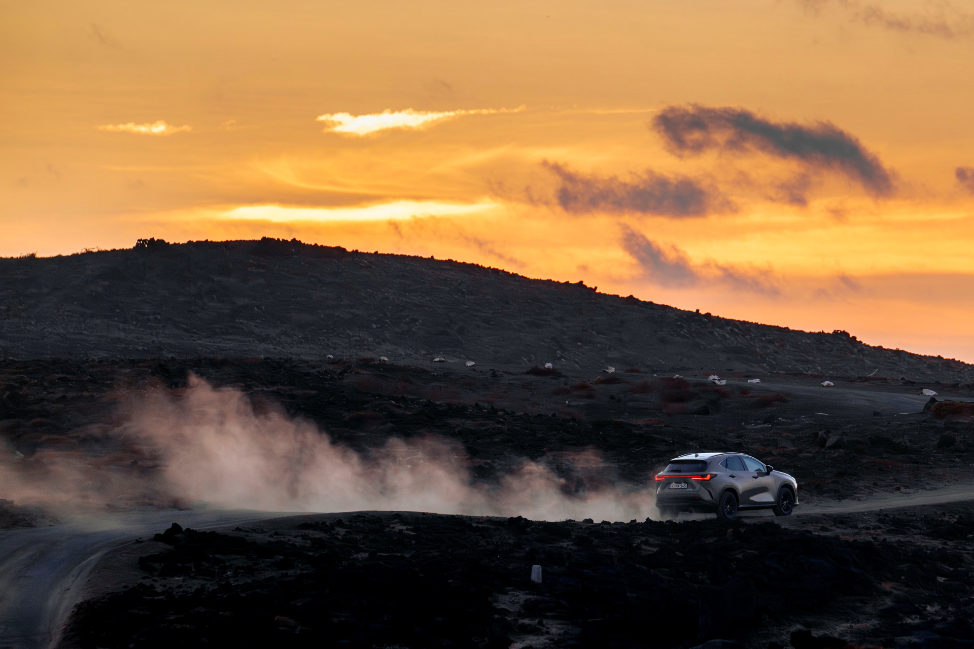 Lexus NX 350h Overtrail en acción, mostrando su capacidad todoterreno al atardecer