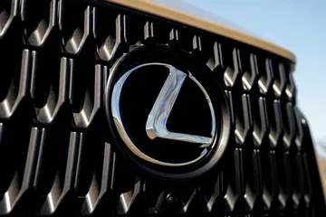 Primer plano parrilla Lexus NX Overtrail, destaca el icónico logo.
