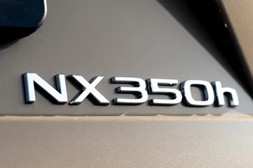 Vista cercana del emblema Lexus NX 350h destacando su identidad.