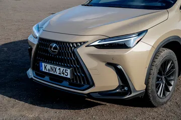 Vista angular delantera del Lexus NX 350h Overtrail 2024 mostrando su robustez.