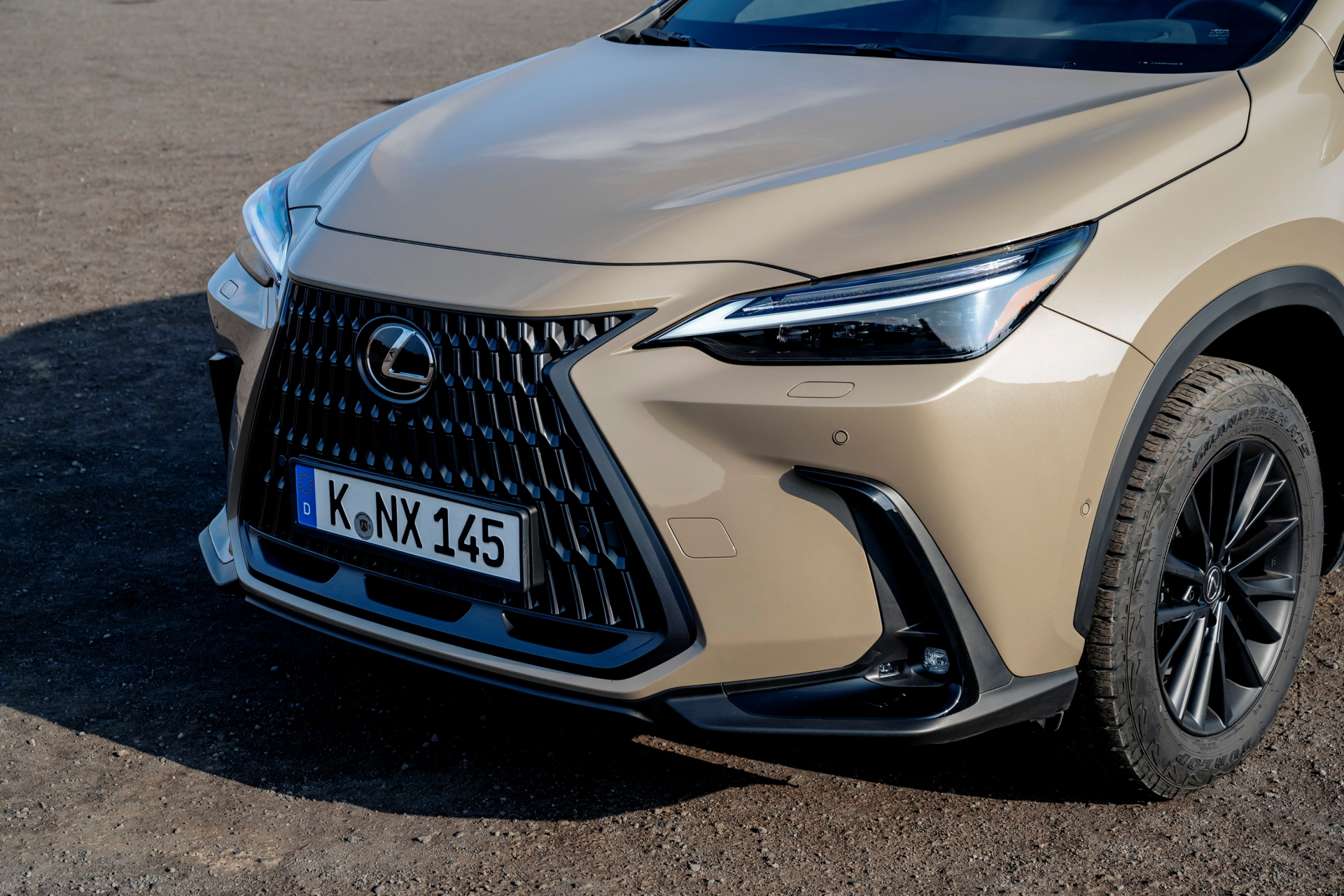 Vista angular delantera del Lexus NX 350h Overtrail 2024 mostrando su robustez.