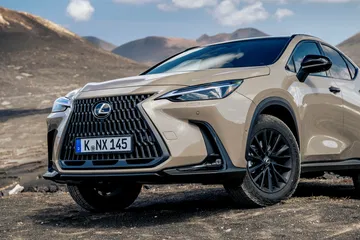 El Lexus NX 350h Overtrail luce un diseño robusto y aventurero.
