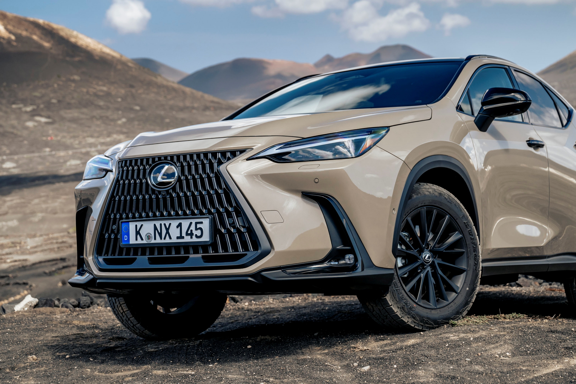 El Lexus NX 350h Overtrail luce un diseño robusto y aventurero.