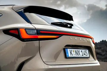 Lexus NX 350h Overtrail 2024 muestra su imponente diseño trasero y lateral