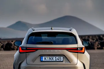 Vista trasera Lexus NX 350h Overtrail 2024, robustez y diseño vanguardista.