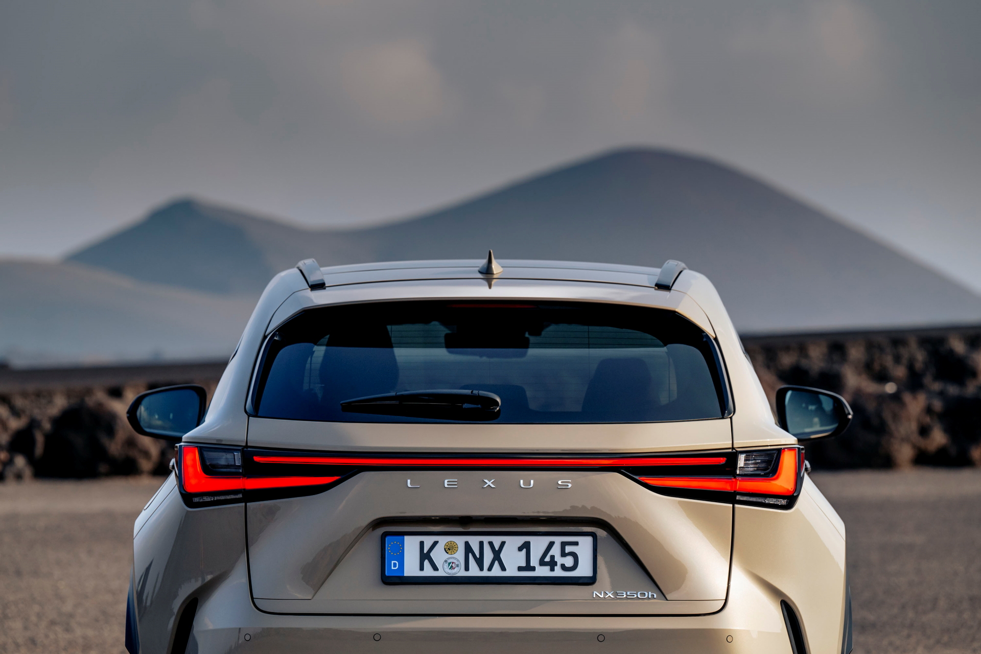 Vista trasera Lexus NX 350h Overtrail 2024, robustez y diseño vanguardista.