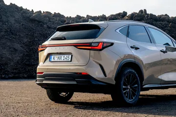 Vista en ángulo de la parte trasera y lateral del Lexus NX 350h Overtrail 2024
