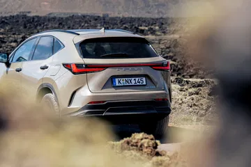 Vista trasera lateral del Lexus NX 350h Overtrail mostrando capacidades todoterreno