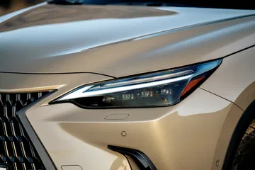 Primer plano del Lexus NX 350h Overtrail 2024 mostrando detalle del faro.