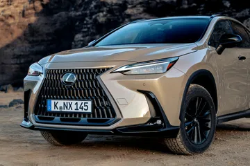 Vista delantera y lateral del Lexus NX 350h Overtrail, mostrando su diseño robusto.