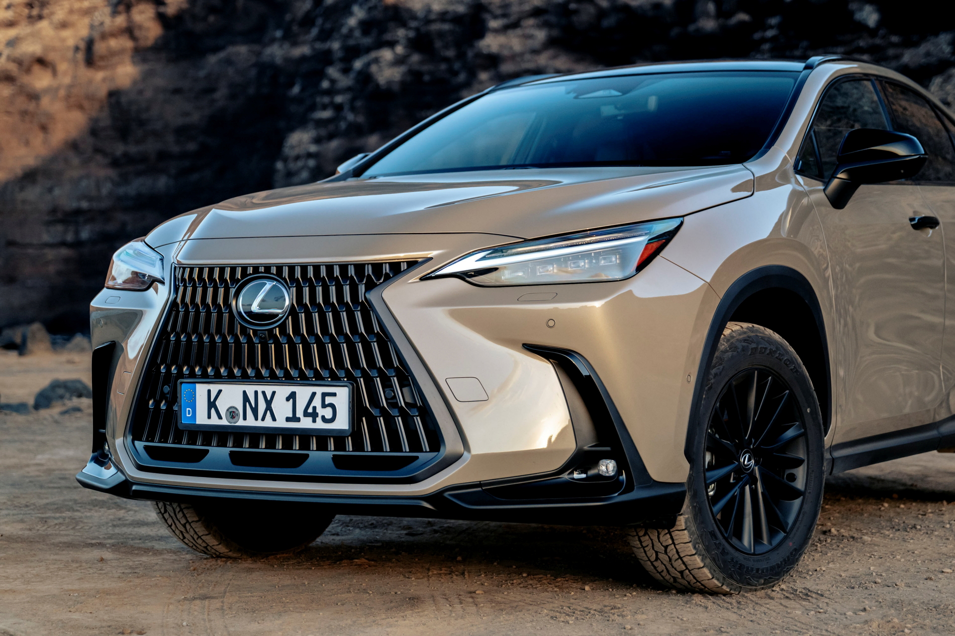 Vista delantera y lateral del Lexus NX 350h Overtrail, mostrando su diseño robusto.