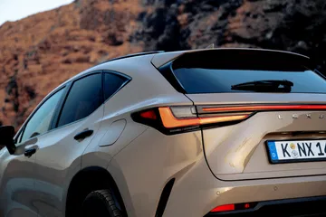 Lexus NX 350h Overtrail muestra su elegancia y capacidades fuera del asfalto
