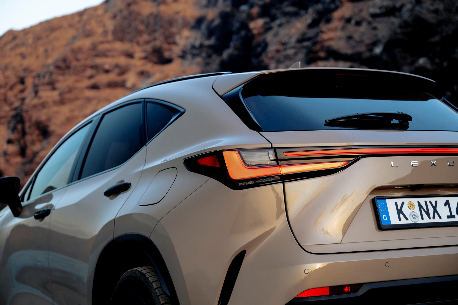 Lexus NX 350h Overtrail muestra su elegancia y capacidades fuera del asfalto