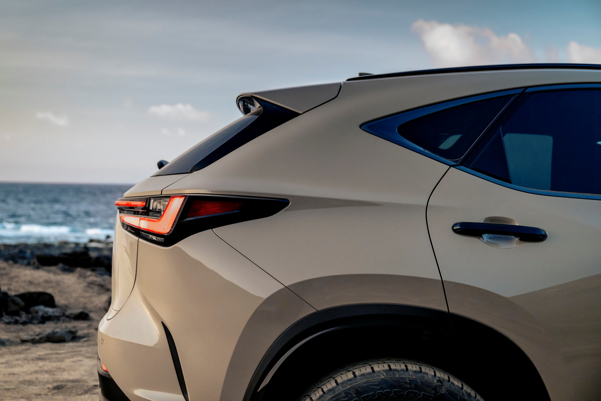 Lexus NX 350h Overtrail, vista lateral con diseño robusto para aventuras.