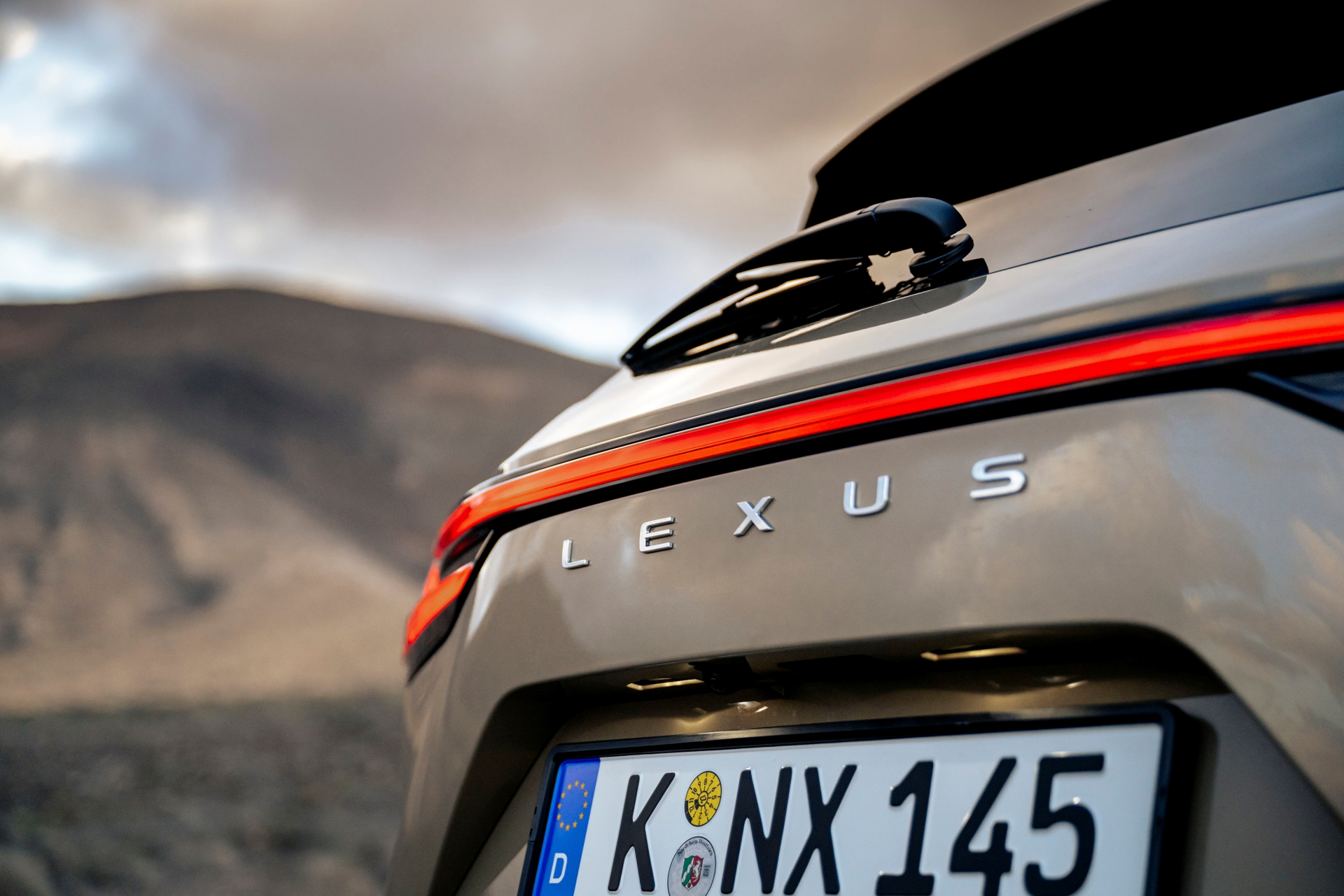 Lexus NX 350h Overtrail muestra su trasera robusta y estilizada.