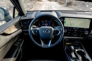 Vista del habitáculo del Lexus NX 350h Overtrail, elegante y tecnológico.